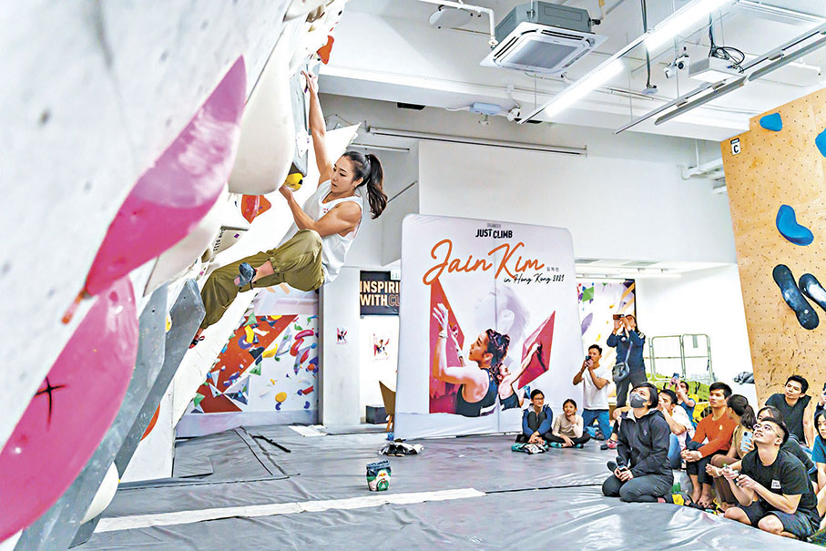 ◆金慈仁（左）為香港攀石愛好者示範高超技術。
