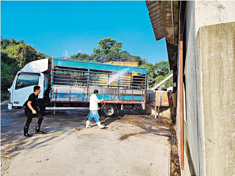 ◆送貨車輛要經過清洗消毒才能進入農場範圍。