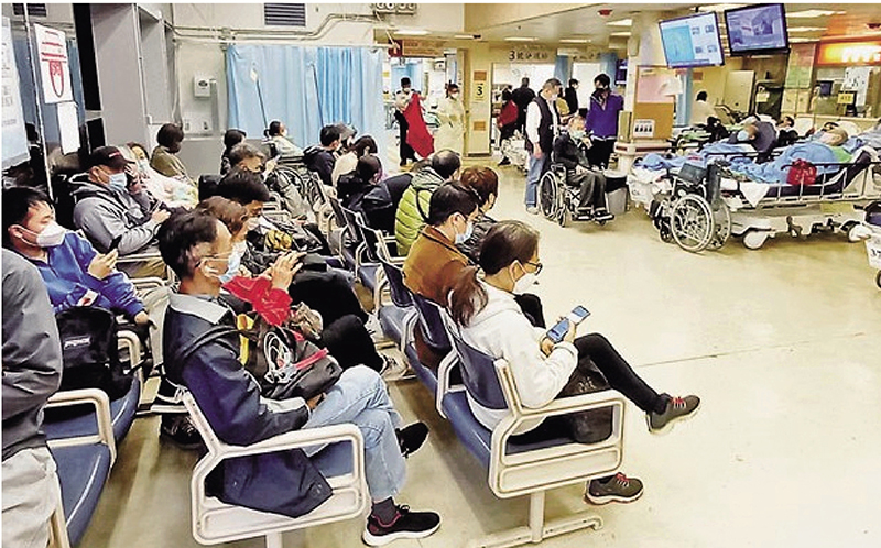 ◆過去幾個星期，新冠及流感病毒的活躍程度持續上升。圖為香港公營醫院急症室輪候情況。資料圖片
