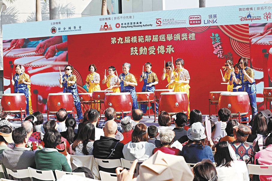 ◆長者在台上表演打鼓。 香港文匯報記者萬霜靈  攝