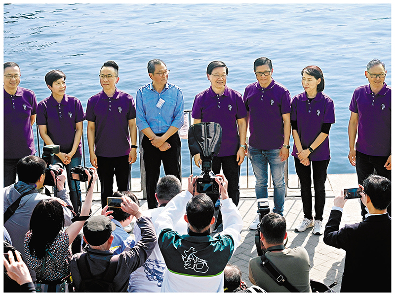 ◆李家超一行人到沙頭角碼頭。香港文匯報記者涂穴 攝