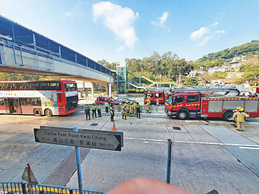 ◆消防車與巴士相撞後，停在青山公路快線等候調查。 香港文匯報記者劉友光  攝