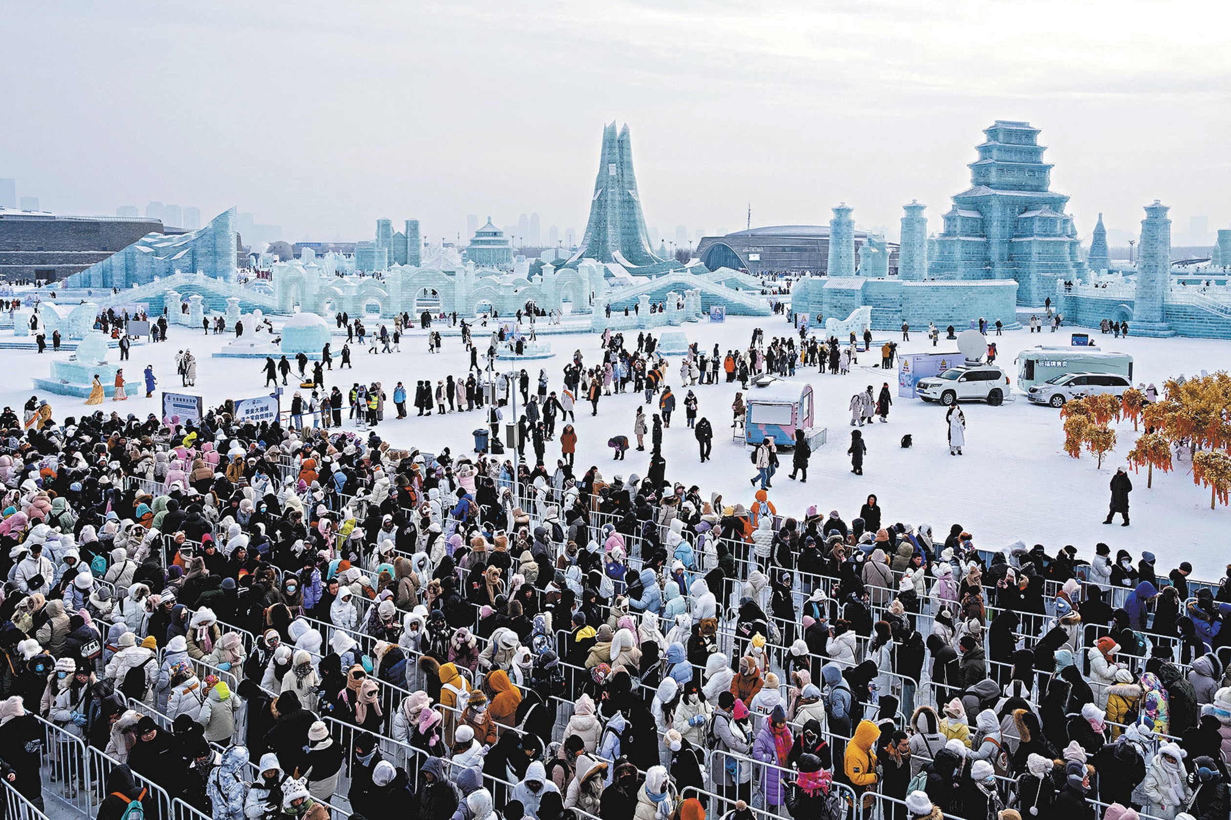 ◆遊客在哈爾濱冰雪大世界園區排隊，等待體驗超級冰滑梯。 新華社