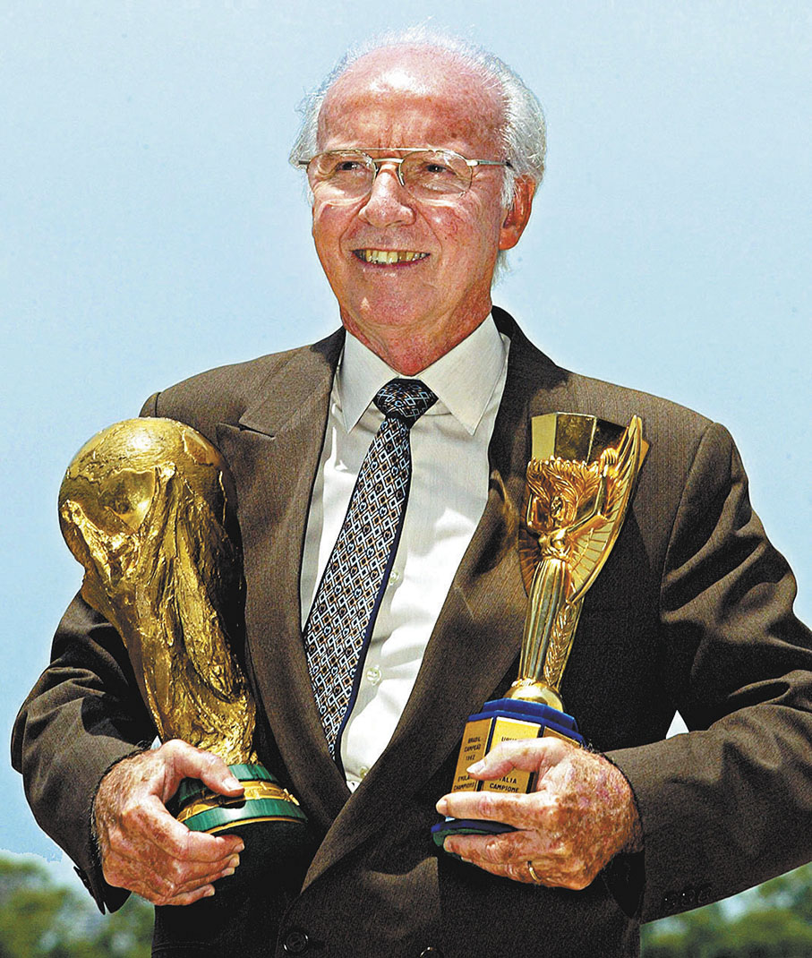 ◆球員時代的雷米金盃(右)，加上教練時代的大力神盃，薩加奴曾四度隨巴西隊奪得世界盃冠軍。  法新社