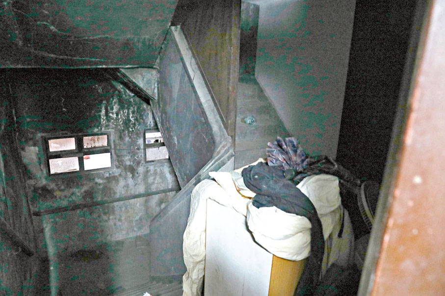 ◆舊樓通道雜物阻塞，有火災安全隱患。香港文匯報記者郭木又 攝