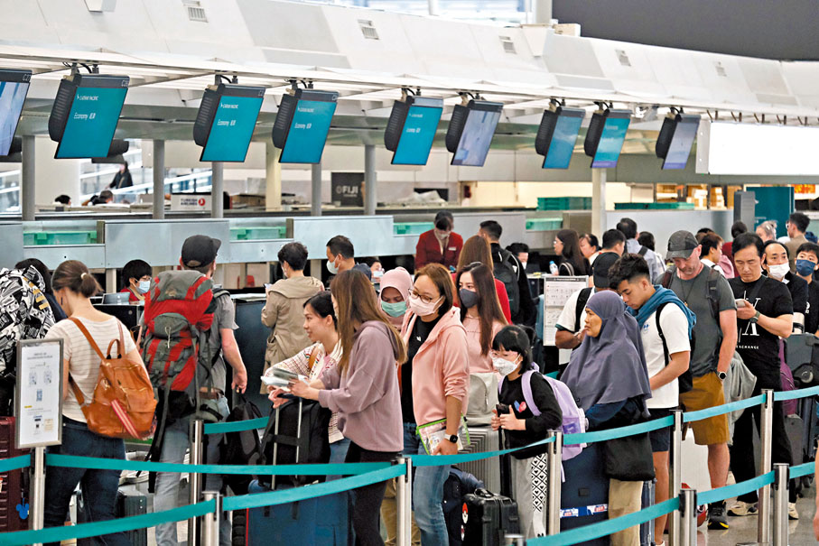 ◆香港文匯報記者發現，國泰航空昨日仍有約20班航班取消。圖為旅客在國泰航空櫃台前排隊等候。 資料圖片