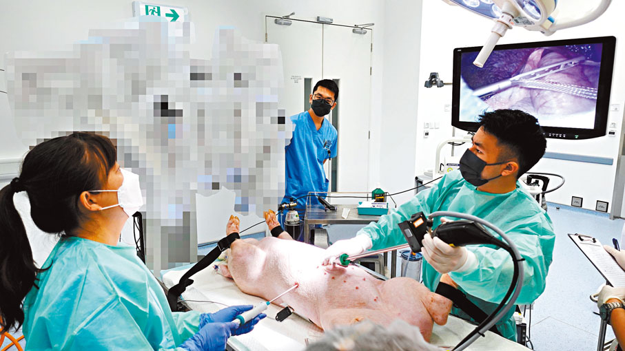 ◆林子朗（右一）利用AI外科手術機械人在動物身上進行手術。