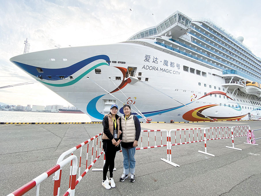 ◆在福岡港口登船前，遊客與「愛達·魔都號」合影留念。 香港文匯報上海傳真