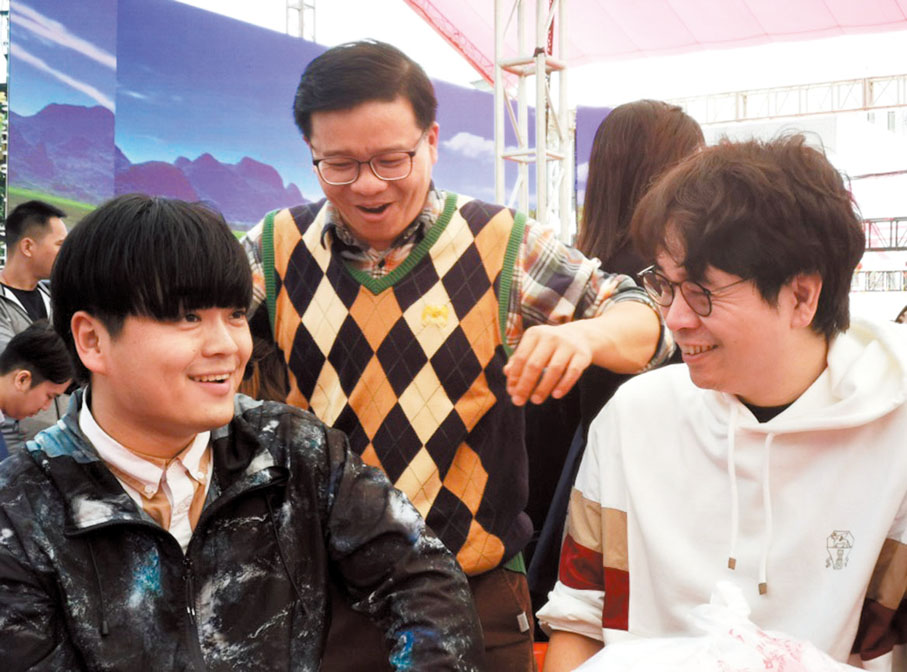 ◆王冠墨（右）和丁正凱（左）交流。香港文匯報深圳傳真