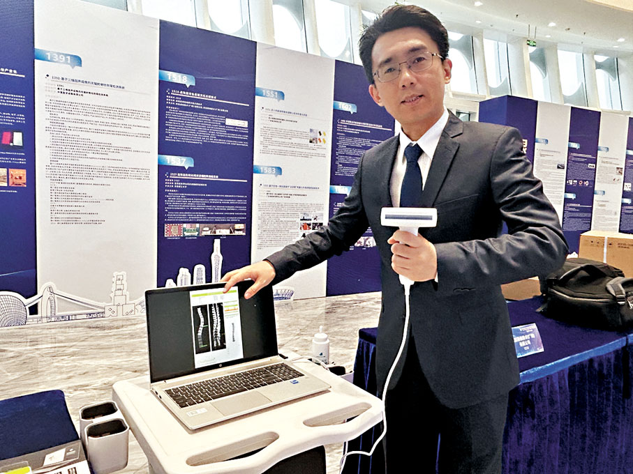 ◆中慧醫學成像有限公司研發總監孟強展示脊柱側彎檢測技術平台和設備。香港文匯報記者敖敏輝  攝