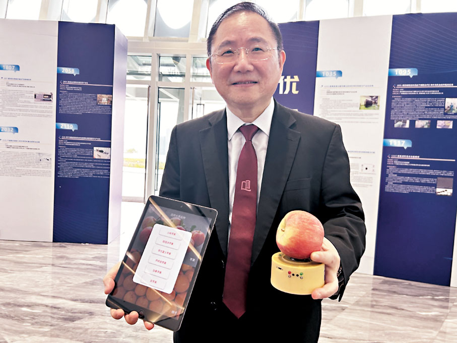 ◆浸會大學物理系教授朱福榮在水果無損檢測領域取得突破。香港文匯報記者敖敏輝  攝