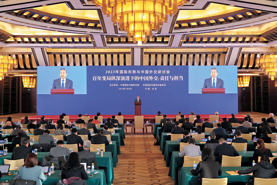 ◆1月9日，中共中央政治局委員、外交部長王毅在北京出席2023年國際形勢與中國外交研討會開幕式並發表演講。  中新社