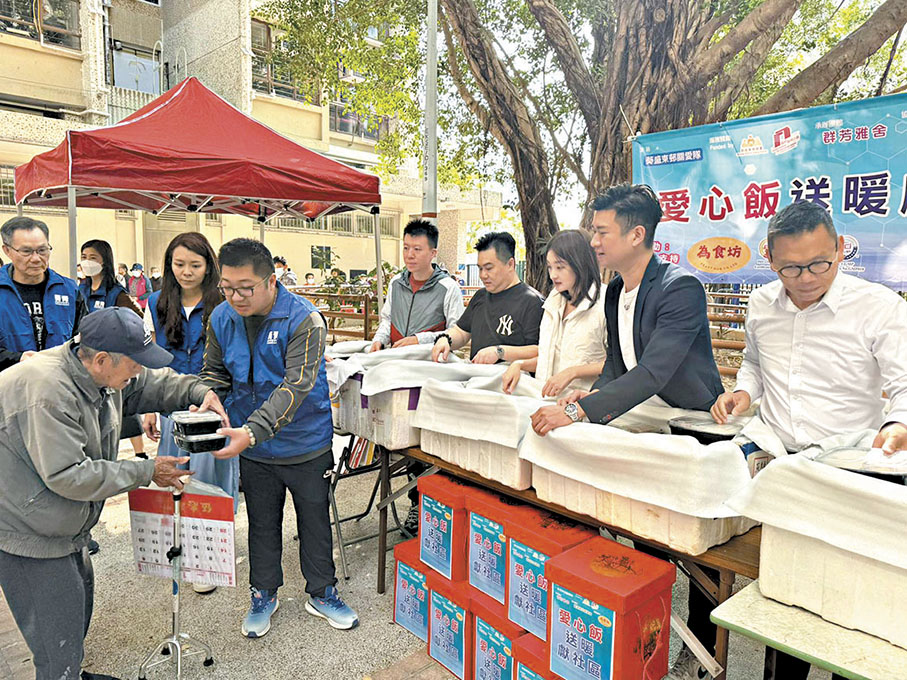 ◆葵盛東邨小區關愛隊獲社區善心機構及善心人士捐出300個飯盒。