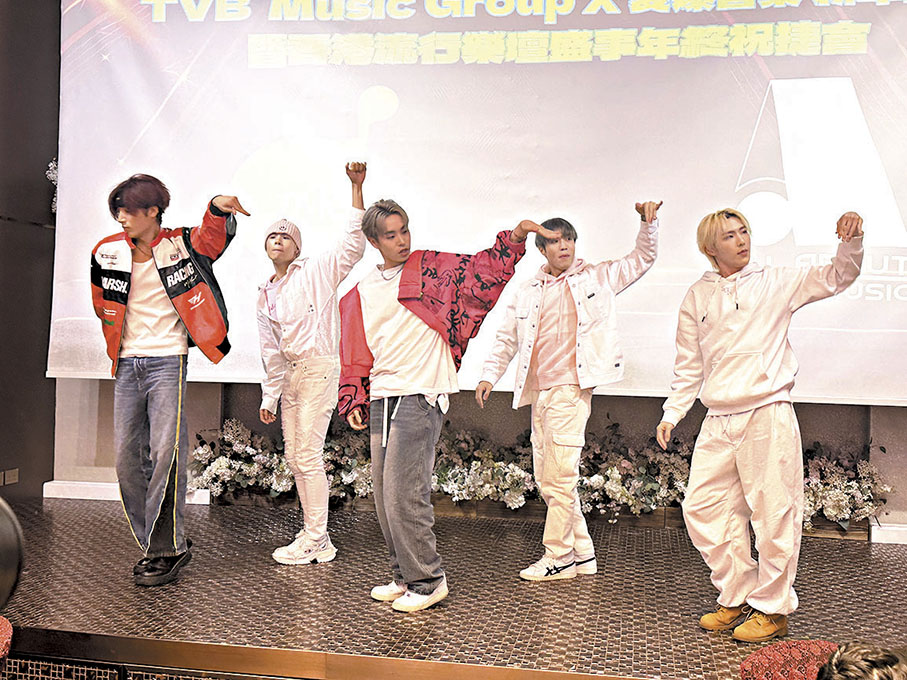◆5位《亞洲超星團》練習生表演跳唱助興。