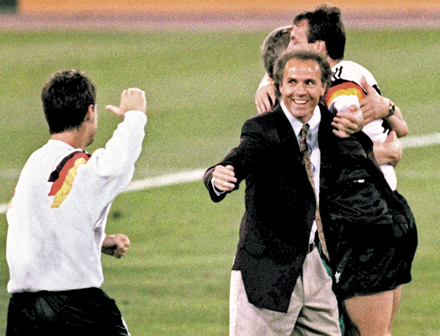 ◆碧根鮑華教練時代帶領他的祖國球隊登上1990年世盃冠軍領獎台。  法新社