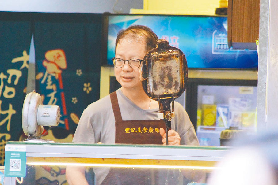 ◆小食店店主朱先生稱，通關後生意好了兩成，但未回到疫前水準。 香港文匯報記者黃艾力 攝