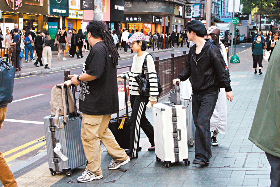 ◆昨日雖然是平日，但尖沙咀仍有不少旅客到訪。香港文匯報記者黃艾力 攝