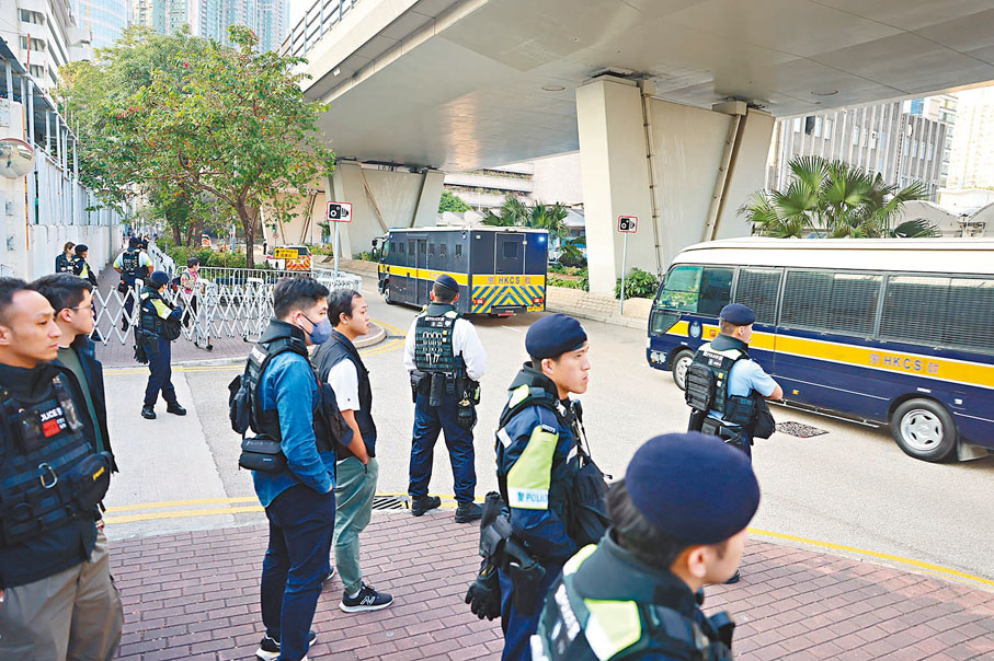 ◆黎智英由囚車押解往來法院。香港文匯報記者劉友光  攝