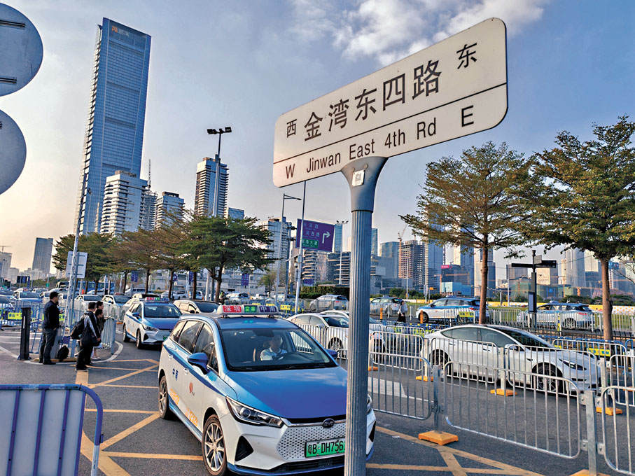 ◆金灣東四路靠近口岸聯檢樓一側的車道為的士和巴士共用車道。香港文匯報記者石華 攝