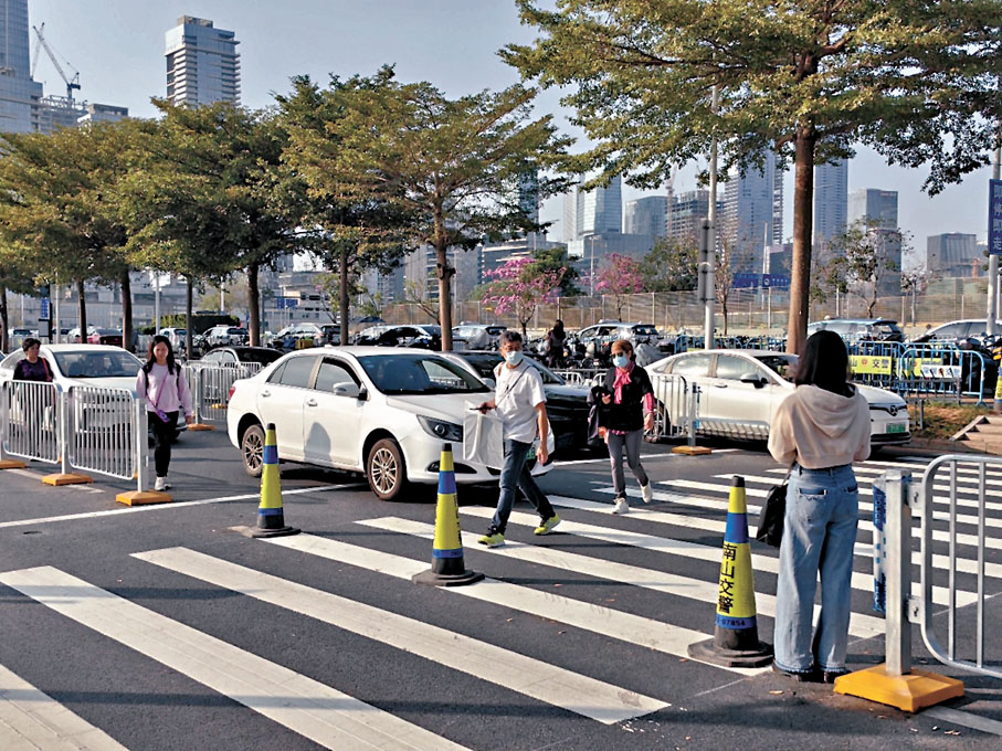 ◆深圳灣口岸金灣東四路新增設了行人斑馬線。 香港文匯報記者郭若溪　攝