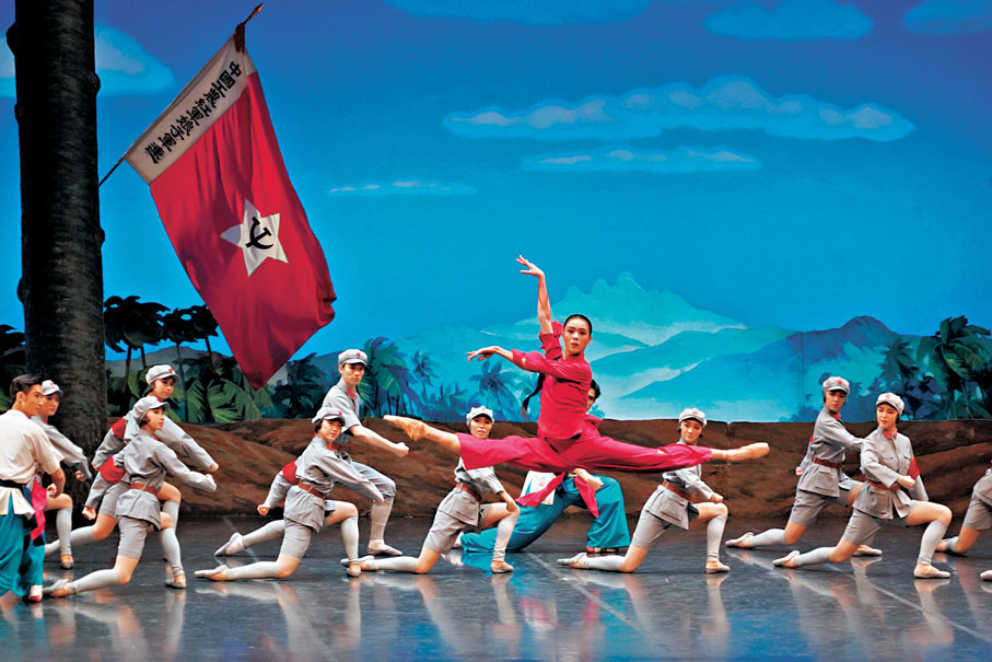 ◆ 中央芭蕾舞團「看家劇目」芭蕾舞劇《紅色娘子軍》昨晚在香港文化中心大劇院上演。 香港文匯報記者曾興偉 攝