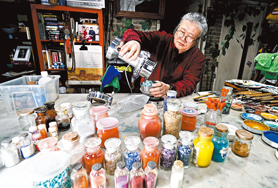 ◆「北京傳統繪畫顏料配製技藝」採用天然材料自製顏料粉。