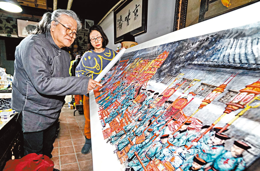 ◆楊信展示他新近創作完成的七米長繪畫作品《清代老北京嫁女圖》。