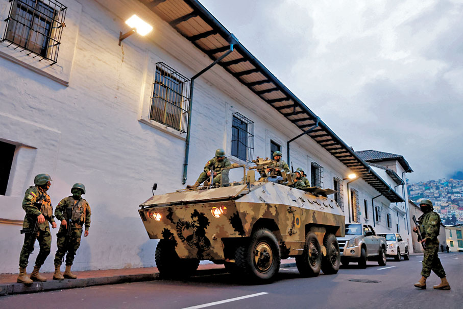 ◆軍方裝甲車在市中心巡邏。 路透社