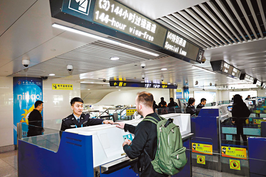 ◆機場出入境邊防檢查站民警為外國旅客辦理邊檢手續。 資料圖片