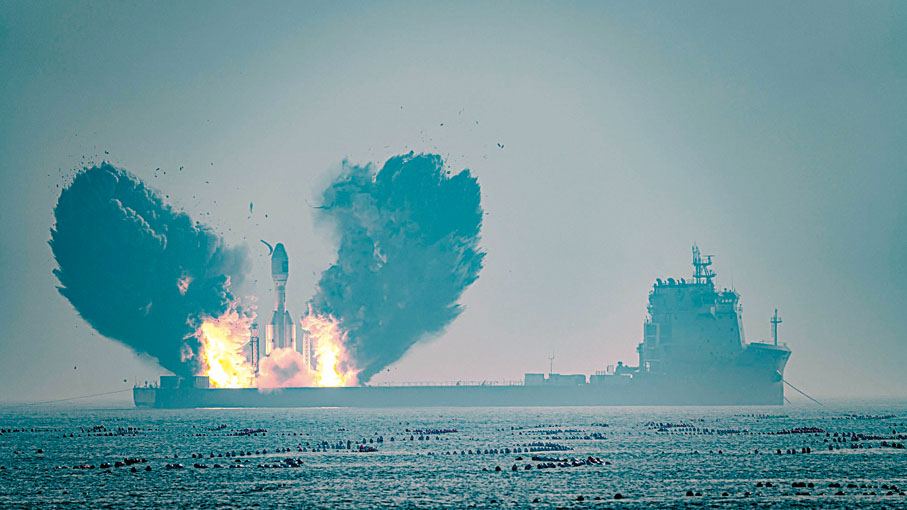 ◆全球最大固體火箭海上首飛成功，圖為海上發射現場。 香港文匯報山東傳真