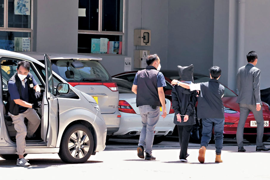 ◆早前「12逃犯」喬映瑜被押返天水圍警署。資料圖片