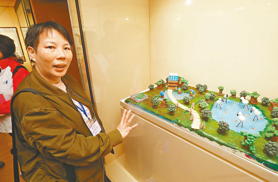 ◆容惠芳與同學共同完成的作品《濕地公園》，她親手製作了輕黏土「鱷魚貝貝」。