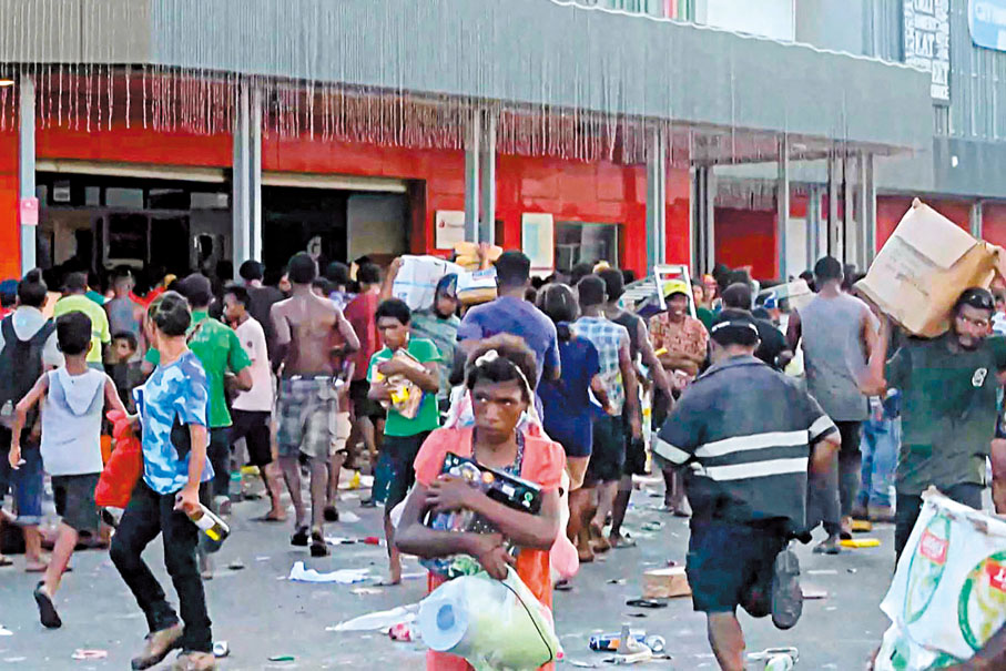 ◆大批民眾趁警察罷工在店舖搶掠。法新社