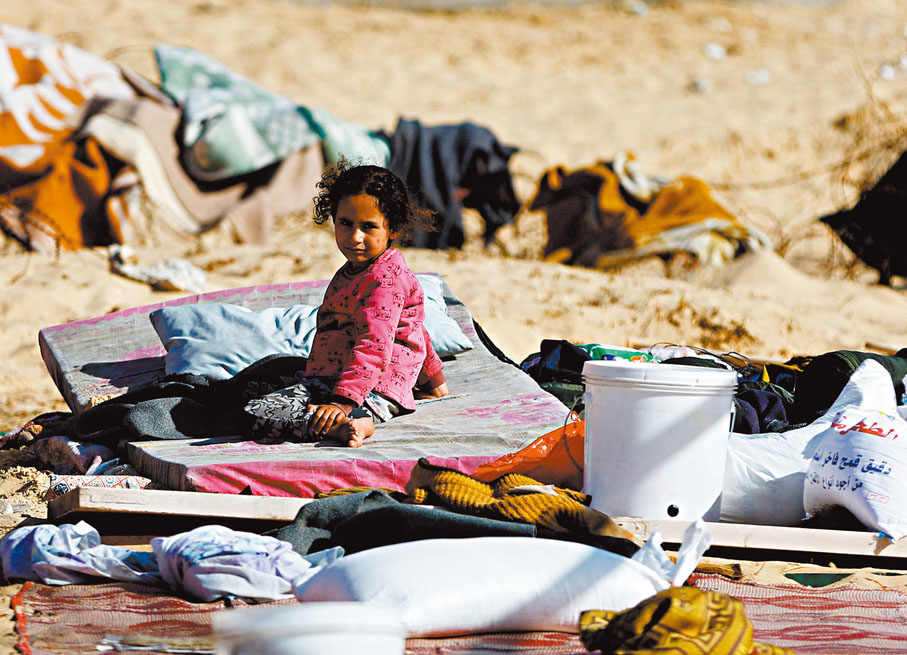 ◆一名巴童在拉法的一個營地避難。 路透社