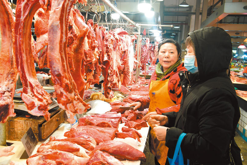 ◆國家統計局數據顯示，食品價格仍是拖累CPI下降的主要因素。去年12月，食品價格同比下降3.7%，其中，豬肉價格下降26.1%。圖為1月12日，市民在江蘇省太倉市城廂鎮中心菜場購買肉製品。 新華社