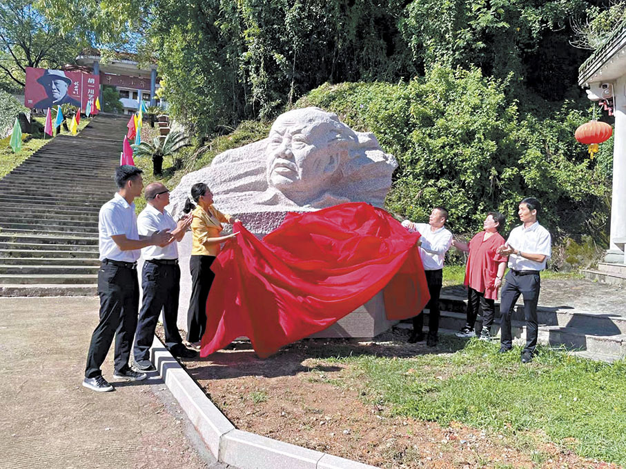 ◆藝術館前的胡一川像揭幕。 作者供圖