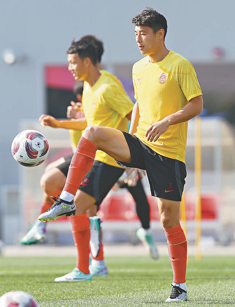 ◆國足球員武磊（右）在訓練中。 新華社