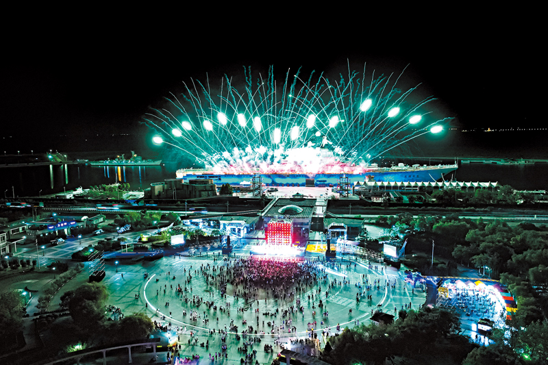 ◆早前，在天津舉行的音樂節，夜幕下，沉浸式音樂演出伴隨着焰火秀，吸引許多市民及遊客。資料圖片