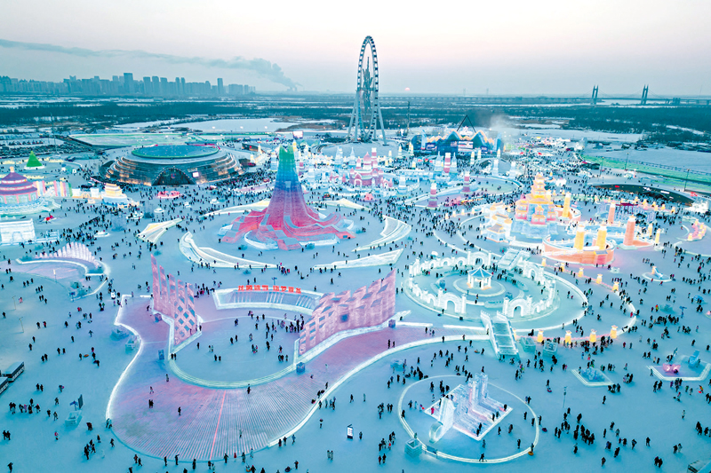 ◆1月5日，遊客在哈爾濱冰雪大世界園區內遊玩。 新華社