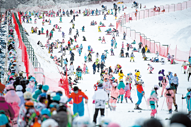 ◆早前，滑雪愛好者在湖北神農架國際滑雪場滑雪。 資料圖片