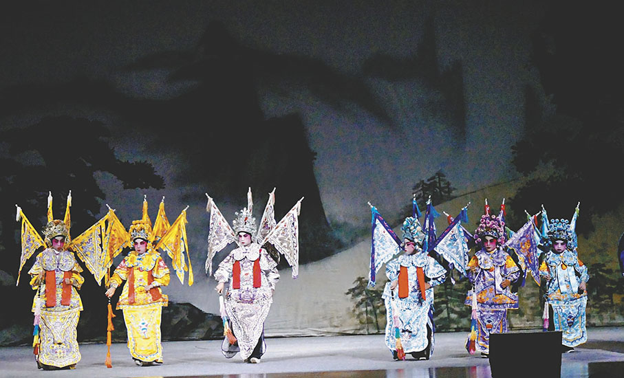 ◆「聲輝」2023年曾到新加坡交流演出，其中有《 六國封相》，6位小元帥穿上大靠，威風凜凜。