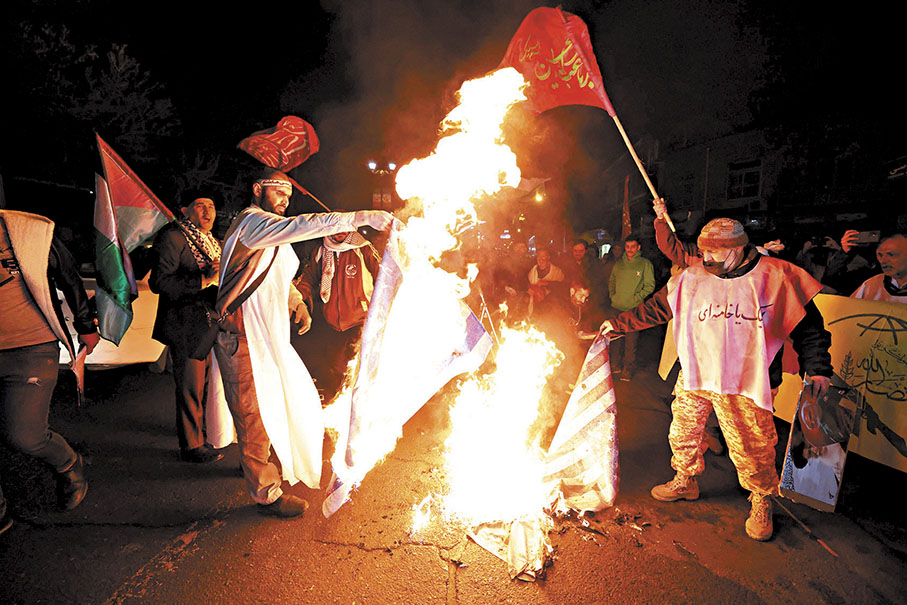 ◆伊朗民眾焚燒美、英、以國旗，聲援也門和加沙地帶巴人。 法新社