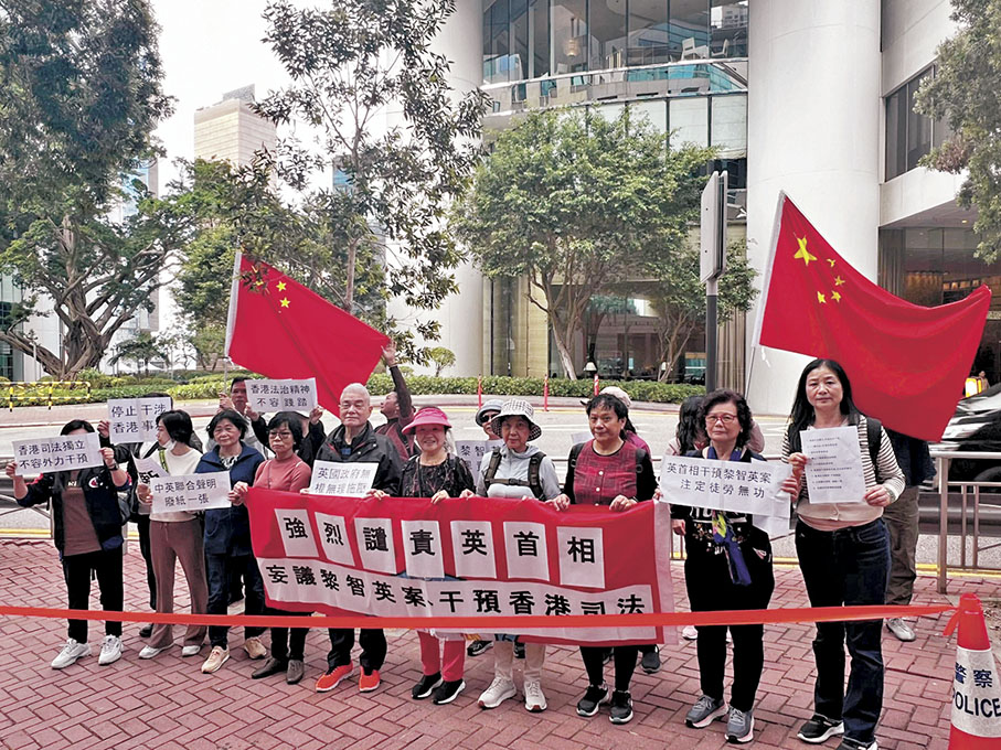◆香港市民朱小姐（右一）與一行近20位志同道合的朋友前來抗議。 香港文匯報記者子京 攝