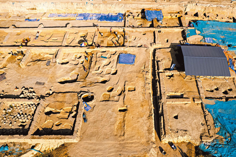 ◆2023年3月8日，俯瞰河南鄭州商都遺址書院街墓地考古發掘現場。 中新社