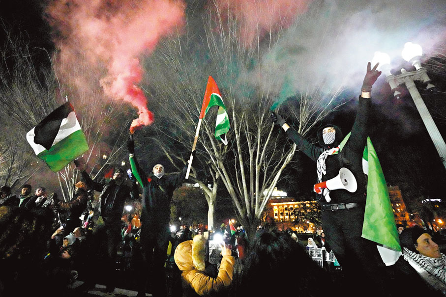 ◆美國示威者在白宮外發放彩色煙霧，以示支持巴人。 美聯社