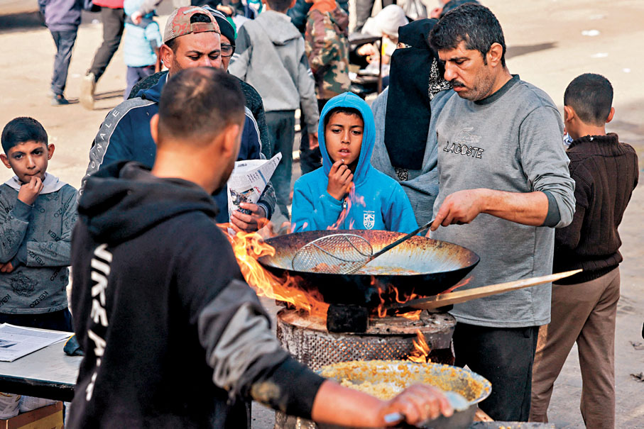 ◆加沙民眾在拉法準備食物。 法新社
