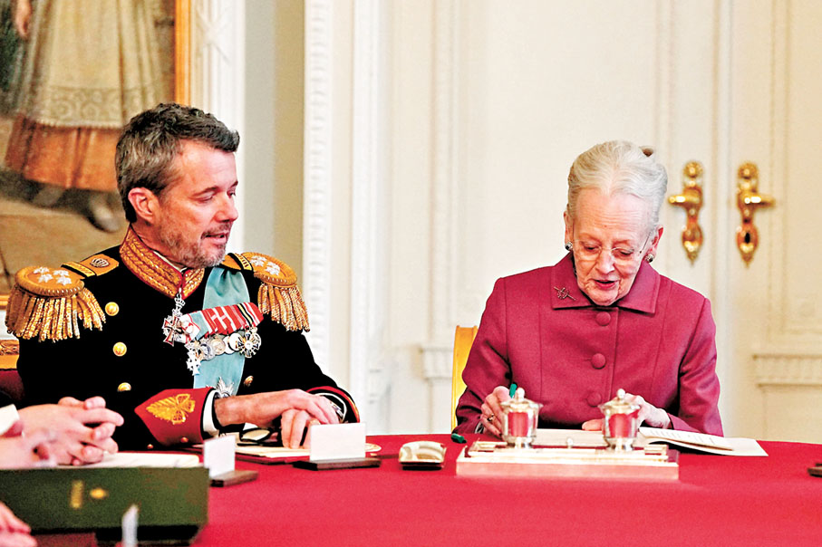 ◆瑪格麗特二世（右）簽署退位聲明，由王儲腓特烈繼位。 法新社