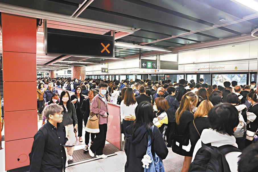 ◆港鐵宣布下周一起，5條港鐵線路的非繁忙時間將於不同時段加密班次。 香港文匯報 記者鄺福強  攝