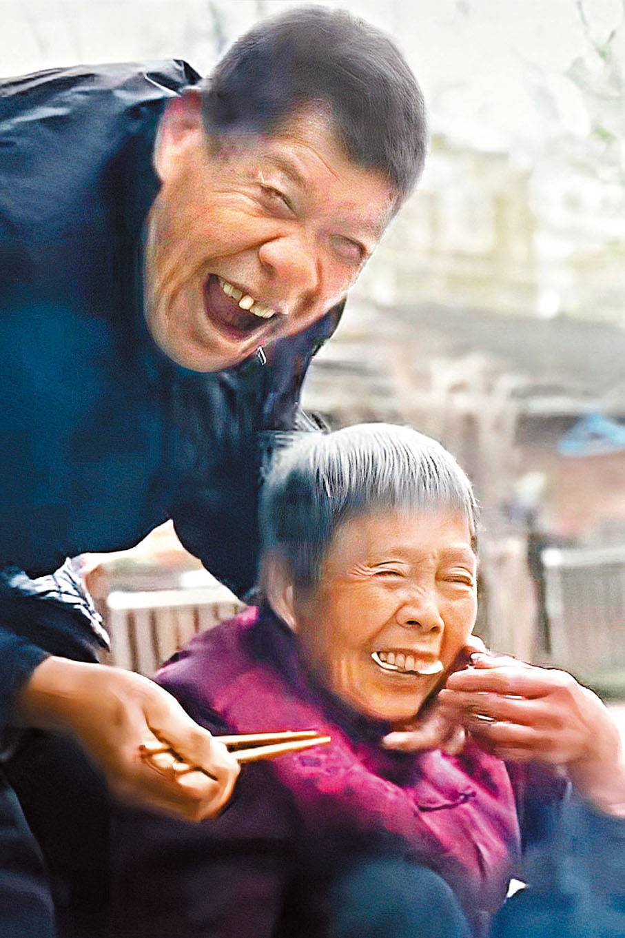 ◆「滅霸爺爺」將餃子塞到「秦巴奶奶」口中，引得奶奶害羞一笑。香港文匯報深圳傳真