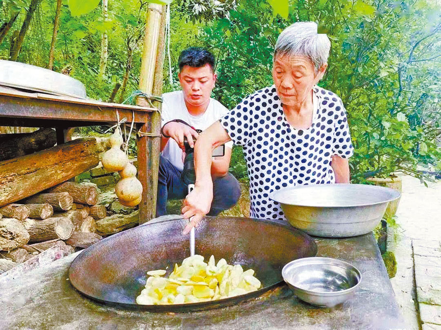 ◆無擺拍、無腳本，爺爺奶奶做什麼，張萬露就拍什麼。圖為孫子張萬露（左）記錄奶奶做飯。 香港文匯報深圳傳真